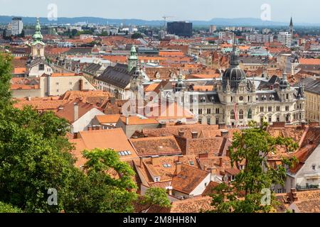 Blick über die Dächer von Graz, Österreich; rote Ziegeldächer aus Sicht von Schlossberg Stockfoto