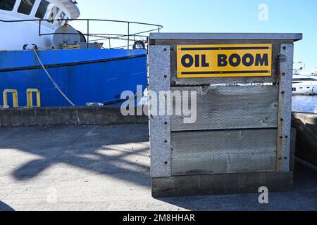 Ölausleger-Dieselpumpe im Hafendock zur Versorgung von Schiffen in blauer Farbe Stockfoto