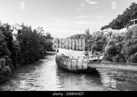 Murinsel, eine künstliche Insel im Fluss Mur in Graz, Österreich. Aus Metall und Glas, italienisches Design Stockfoto