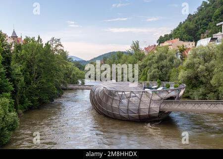 Murinsel, eine künstliche Insel im Fluss Mur in Graz, Österreich. Aus Metall und Glas, italienisches Design Stockfoto