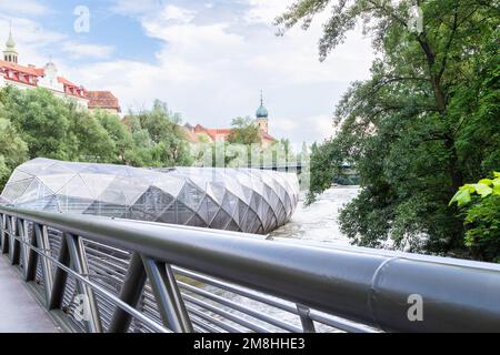 Murinsel, eine künstliche Insel im Fluss Mur in Graz, Österreich. Aus Metall und Glas, italienisches Design Stockfoto