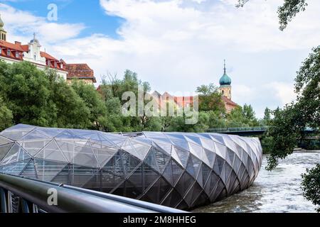 Murinsel, eine künstliche Insel im Fluss Mur in Graz, Österreich. Aus Metall und Glas, italienisches Design Stockfoto