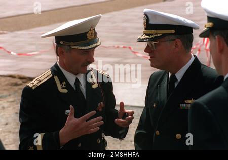 HAUPTMANN. W. scott Slocum, rechts, Commander Zerstörer-Geschwader 26 und Übungskommandeur für BALTOPS '93, spricht mit einem russischen Marineoffizier. Zum ersten Mal in der 22-jährigen Geschichte von BALTOPS wurden die osteuropäischen Länder Estland, Lettland, Litauen, Polen und Russland eingeladen, an den nichtmilitärischen Phasen der Übung teilzunehmen. Betreff Betrieb/Serie: BALTOPS '93 Basis: Aarhus Land: Dänemark (DNK) Stockfoto