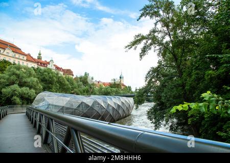 Murinsel, eine künstliche Insel im Fluss Mur in Graz, Österreich. Aus Metall und Glas, italienisches Design Stockfoto