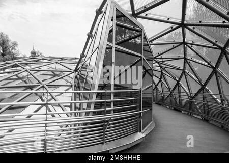 Murinsel, eine künstliche Insel im Fluss Mur in Graz, Österreich. Aus Metall und Glas, italienisches Design Stockfoto