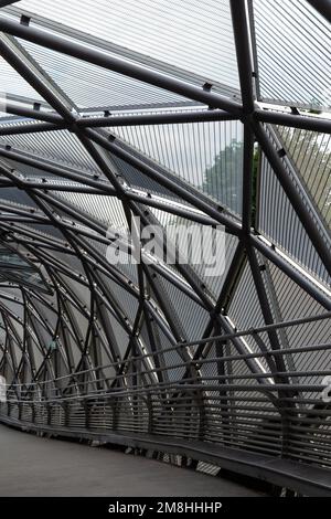 Murinsel, eine künstliche Insel im Fluss Mur in Graz, Österreich. Aus Metall und Glas, italienisches Design Stockfoto