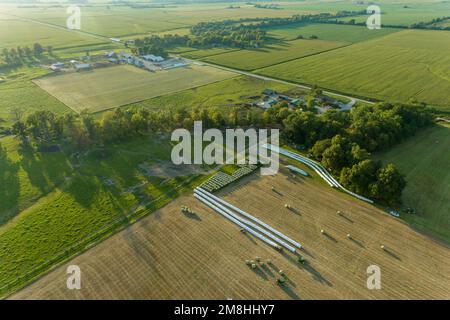 63801-17015 Luftaufnahme des Ladens runder Heuballen auf Wagen und des Wickelns von Ballen Marion Co IL Stockfoto