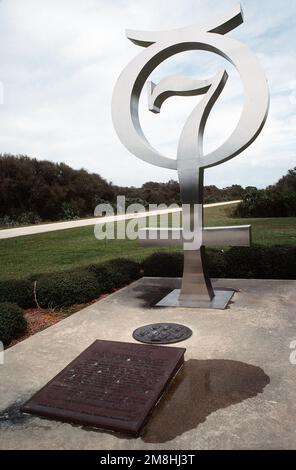 In der Nähe des Komplexes 14 befindet sich das Project Mercury Monument mit dem 13 Meter hohen astronomischen Symbol für Mercury, das den sieben Astronauten gewidmet ist, die die ersten Schritte auf dem Mond unternahmen. Basis: Cape Canaveral Bundesstaat: Florida (FL) Land: Vereinigte Staaten von Amerika (USA) Stockfoto