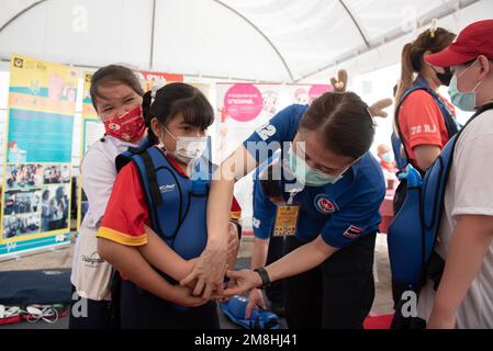 Bangkok, Thailand. 14. Januar 2023. Sanitäter, Sanitäter aus Narenthorn Rettungsdienst, Rajavithi Krankenhaus gibt erste-Hilfe-Anweisungen. Und lassen die Kinder die medizinische Ausrüstung im Krankenwagen ausprobieren, anlässlich des nationalen Kindertags, im Regierungsgebäude, Bangkok, Thailand, Samstag, Januar 14, 2023. (Kreditbild: © Teera Noisakran/Pacific Press via ZUMA Press Wire) NUR REDAKTIONELLE VERWENDUNG! Nicht für den kommerziellen GEBRAUCH! Kredit: ZUMA Press, Inc./Alamy Live News Stockfoto