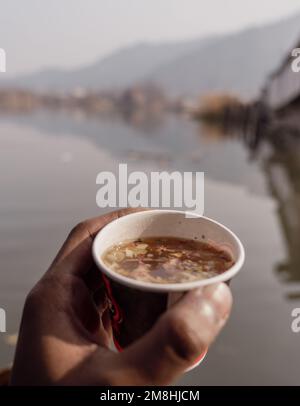 Kashmiri Kahwa Tee in Dal See schwimmender Laden. Stockfoto