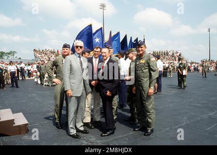 (Von links nach rechts) Commander des Air Mobility Command, GEN Ronald Fogelman, USA Senatoren Ernest Hollings und Strom Thurmond und BGEN Thomas R. Mikolajcik, Commander, 437. Luftschleusflügel, während der Zeremonien für den ersten C-17 Globemaster III, der an die Luftwaffe ausgeliefert wird. Basis: Luftwaffenstützpunkt Charleston Bundesstaat: South Carolina (SC) Land: Vereinigte Staaten von Amerika (USA) Stockfoto