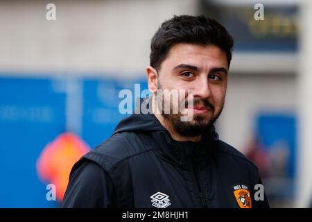 Hull, UK. 14. Januar 2023. Ozan Tufan #7 von Hull City trifft am 1./14. 14. Januar 2023 2023 für das Sky Bet Championship-Spiel Hull City vs Huddersfield Town im MKM Stadium, Hull, Großbritannien ein (Foto von Ben Early/News Images) in Hull, Großbritannien. (Foto: Ben Early/News Images/Sipa USA) Guthaben: SIPA USA/Alamy Live News Stockfoto