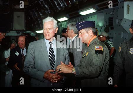 General Ronald Fogelman, Kommandant der Luftwaffe, spricht mit Senator Ernest Hollings im Frachtraum des C-17, nachdem die ersten C-17 Globemaster III an die Luftwaffe ausgeliefert wurden. Basis: Luftwaffenstützpunkt Charleston Bundesstaat: South Carolina (SC) Land: Vereinigte Staaten von Amerika (USA) Stockfoto