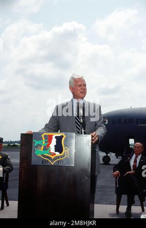 USA Senator Ernest Hollings, D-SC, im Rednerpult während der Umsatzzeremonien für den ersten C-17 Globemaster III, der an die Air Force geliefert wird. Basis: Luftwaffenstützpunkt Charleston Bundesstaat: South Carolina (SC) Land: Vereinigte Staaten von Amerika (USA) Stockfoto