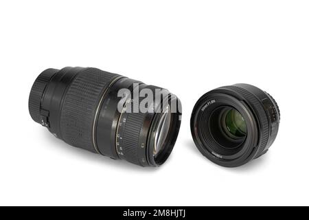 Kameraobjektive auf isoliertem weißem Hintergrund. 70-300 mm und 50mm. Stockfoto