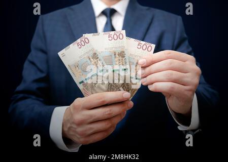 Polnische 500-PLN-Banknoten in der Hand, polnische Währung Stockfoto