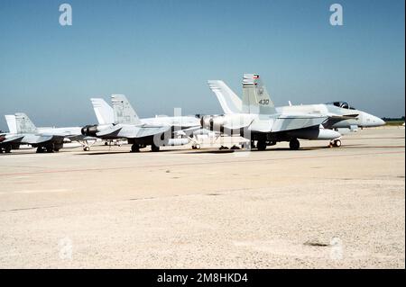 Eine rechte Rückansicht eines Kuwaiti KF-18C Hornet Flugzeugs, das auf der Fluglinie geparkt ist. Hinter dem Kuwaiti-Flugzeug befinden sich zwei F/A-18A Hornet-Flugzeuge des Marine Corps Strike Fighter Squadron 321 (VMFA-321). Basis: Naval Air Facility, Andrews AFB Bundesstaat: Maryland (MD) Land: Vereinigte Staaten von Amerika (USA) Stockfoto