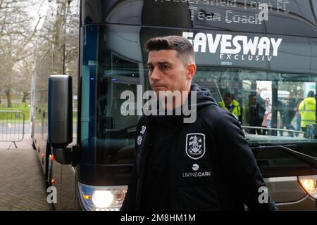 Hull, UK. 14. Januar 2023. Matthew Lowton #38 von Huddersfield Town kommt am 1./14. 14. Januar 2023 2023 zum Sky Bet Championship-Spiel Hull City vs Huddersfield Town im MKM Stadium, Hull, Großbritannien (Foto von Ben Early/News Images) in Hull, Großbritannien. (Foto: Ben Early/News Images/Sipa USA) Guthaben: SIPA USA/Alamy Live News Stockfoto