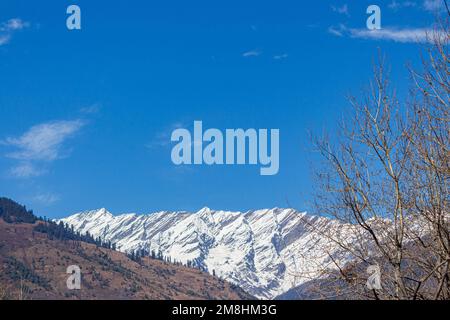 Manali-Farben in Himachal Pradesh Indien. Panoramablick auf den Himalaya. Regenbogenwasserfall des Jogni Wasserfalls Wanderung in Manali Himachal Pradesh, Indien Stockfoto