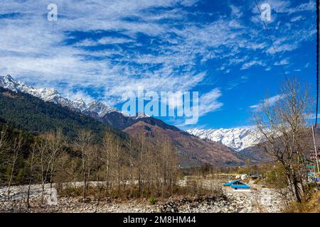 Manali-Farben in Himachal Pradesh Indien. Panoramablick auf den Himalaya. Regenbogenwasserfall des Jogni Wasserfalls Wanderung in Manali Himachal Pradesh, Indien Stockfoto