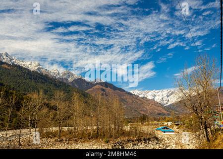 Manali-Farben in Himachal Pradesh Indien. Panoramablick auf den Himalaya. Regenbogenwasserfall des Jogni Wasserfalls Wanderung in Manali Himachal Pradesh, Indien Stockfoto