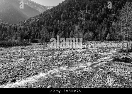 Manali-Farben in Himachal Pradesh Indien. Panoramablick auf den Himalaya. Regenbogenwasserfall des Jogni Wasserfalls Wanderung in Manali Himachal Pradesh, Indien Stockfoto