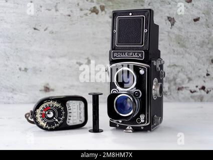 Rolleiflex TRL-Kamera aus den 1950er Jahren mit Weston Master III Lichtmesser aus dem Vintage-Stil und leerer Filmkassette. Stockfoto