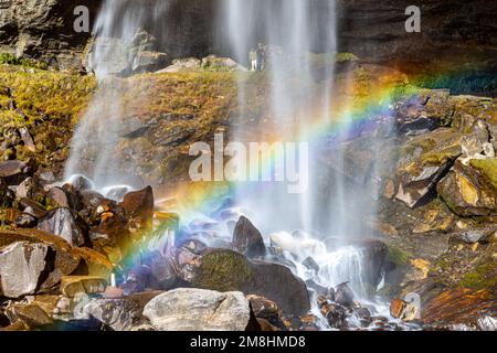 Manali-Farben in Himachal Pradesh Indien. Panoramablick auf den Himalaya. Regenbogenwasserfall des Jogni Wasserfalls Wanderung in Manali Himachal Pradesh, Indien Stockfoto