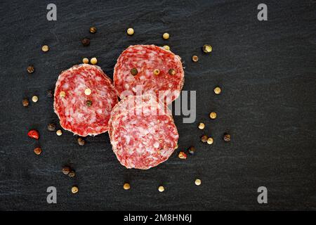 Getrocknete und geräucherte deutsche Wurst heißt Stracke Stockfoto