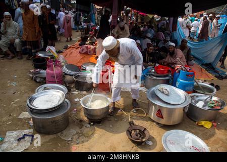 Dhaka, Bangladesch. 13. Januar 2023. Ijtema ist eine islamische Gemeinde, die von der islamischen Organisation in Verbindung mit den Millionen von Muslims.it organisiert wird und ein wesentlicher Teil des Tablig Jamat auf der ganzen Welt ist, und eine große Anzahl von Menschen engagiert sich in Ijtema. (Foto: Rayhan Ahmed/Pacific Press) Kredit: Pacific Press Media Production Corp./Alamy Live News Stockfoto