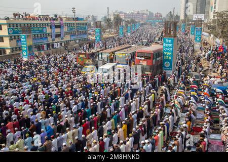 Dhaka, Bangladesch. 13. Januar 2023. Ijtema ist eine islamische Gemeinde, die von der islamischen Organisation in Verbindung mit den Millionen von Muslims.it organisiert wird und ein wesentlicher Teil des Tablig Jamat auf der ganzen Welt ist, und eine große Anzahl von Menschen engagiert sich in Ijtema. (Foto: Rayhan Ahmed/Pacific Press) Kredit: Pacific Press Media Production Corp./Alamy Live News Stockfoto