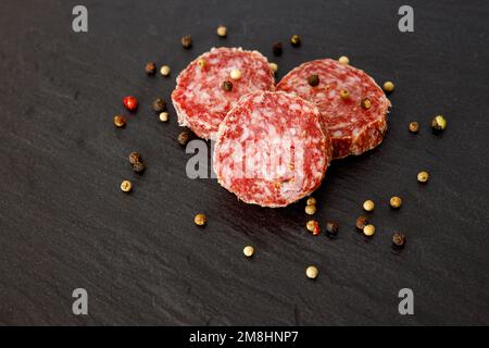 Getrocknete und geräucherte deutsche Wurst heißt Stracke Stockfoto