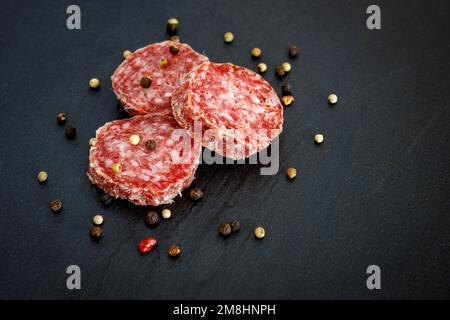 Getrocknete und geräucherte deutsche Wurst heißt Stracke Stockfoto