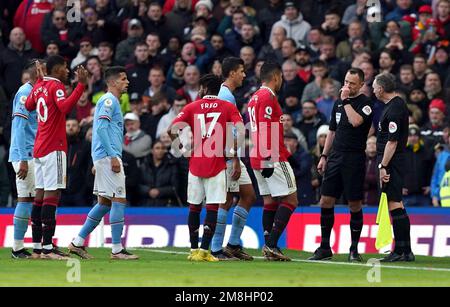 Schiedsrichter Stuart Attwell berät sich mit seinem Assistenten, bevor er das von Bruno Fernandes während des Premier League-Spiels in Old Trafford, Manchester, erzielte Gleichgewichtsziel von Manchester United verleiht. Foto: Samstag, 14. Januar 2023. Stockfoto