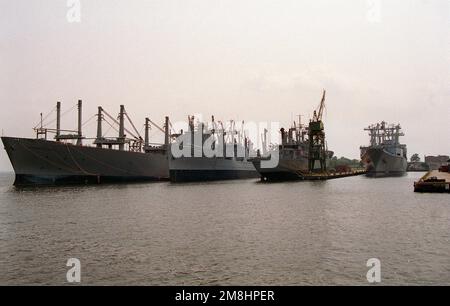 Ein Blick auf verschiedene militärische Sealift-Kommandoschiffe im Reservestatus, die am North Locust Point Marine Terminal festgemacht sind. Es handelt sich dabei von links nach rechts um das Fahrzeug-Frachtschiff USNS ADMIRAL WILLIAM M. CALLAGHAN (T-AKR-1001), das Frachtschiff CAPE CATOCHE (T-AK-5043), das Frachtschiff CAPE CARTHAGE (T-AK-5042) und das Luftfahrt-Logistikschiff USNS WRIGHT (T-AVB-3). Basis: Baltimore Bundesstaat: Maryland (MD) Land: Vereinigte Staaten von Amerika (USA) Stockfoto