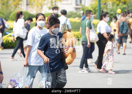 Bangkok, Thailand. 14. Januar 2023. Väter, Mütter, Eltern brachten ihre Kinder zum National Children's Day, im Regierungsgebäude in Bangkok, Thailand, am Samstag, den 14. Januar, 2023. Es ist wieder einmal die Wiederkehr des Ereignisses, nach dem letzten Jahr gab es eine schwere Coronavirus-Krankheit 2019 (COVID-19) Situation. (Kreditbild: © Teera Noisakran/Pacific Press via ZUMA Press Wire) NUR REDAKTIONELLE VERWENDUNG! Nicht für den kommerziellen GEBRAUCH! Kredit: ZUMA Press, Inc./Alamy Live News Stockfoto