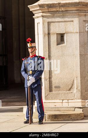 Wachablösung vor dem Königspalast von Madrid im barocken Stil, in der Vergangenheit als Residenz des Königs von Spanien, Spanien und Europa genutzt. Stockfoto