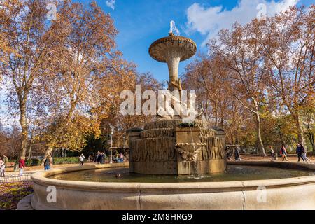 Galapagos-Brunnen (Fuente de los Galapagos) oder Isabella II-Brunnen im Buen Retiro Park (Parque del Buen Retiro), öffentlicher Park, Spanien, Europa. Stockfoto