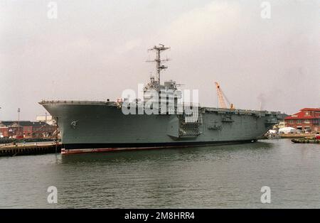 Ein Hafenbogenblick auf das stillgelegte amphibische Angriffsschiff IWO JIMA (LPH-2), das an der Philadelphia Naval Shipyard vor Anker liegt. Basis: Philadelphia Bundesstaat: Pennsylvania (PA) Land: Vereinigte Staaten von Amerika (USA) Stockfoto