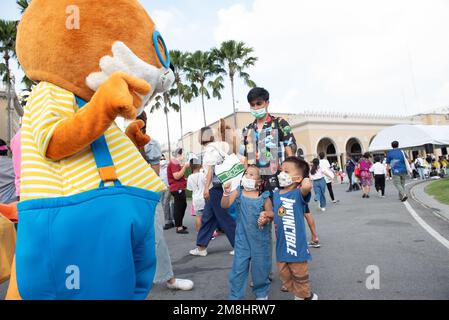 Bangkok, Thailand. 14. Januar 2023. Väter, Mütter, Eltern brachten ihre Kinder zum National Children's Day, im Regierungsgebäude in Bangkok, Thailand, am Samstag, den 14. Januar, 2023. Es ist wieder einmal die Wiederkehr des Ereignisses, nach dem letzten Jahr gab es eine schwere Coronavirus-Krankheit 2019 (COVID-19) Situation. (Kreditbild: © Teera Noisakran/Pacific Press via ZUMA Press Wire) NUR REDAKTIONELLE VERWENDUNG! Nicht für den kommerziellen GEBRAUCH! Kredit: ZUMA Press, Inc./Alamy Live News Stockfoto