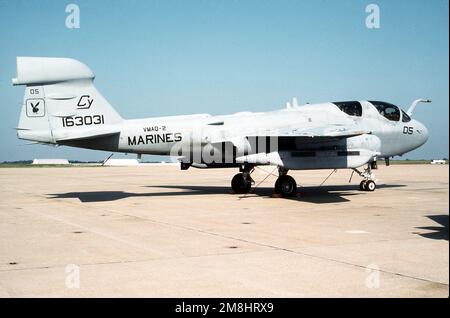 Rechte Rückansicht eines EA-6B Prowler-Flugzeugs der Marine Tactical Electronic Warfare Squadron 2 (VMAQ-2) der Marine Air Group Two (mag-2), das auf der Fluglinie geparkt ist. Basis: Naval Air Facility, Andrews AFB Bundesstaat: Maryland (MD) Land: Vereinigte Staaten von Amerika (USA) Stockfoto