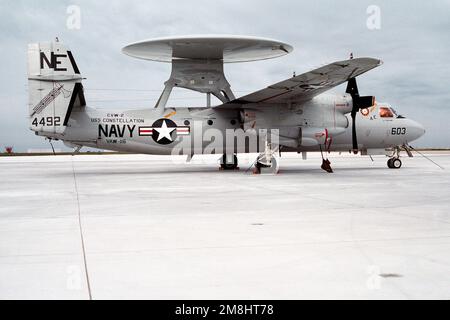 Eine rechte Rückansicht eines Luftfahrzeugs der Kategorie E-2C Hawkeye des Airborne Early Warning Squadorn 116 (VAW-116) des Carrier Wing Two (CVN-2), das auf der Fluglinie geparkt ist. Basis: Naval Air Facility, Andrews AFB Bundesstaat: Maryland (MD) Land: Vereinigte Staaten von Amerika (USA) Stockfoto