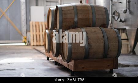 Weingut und Cognac-Fabrik mit Stahlfermentationstanks und Holzfässern für den Alterungsprozess Stockfoto