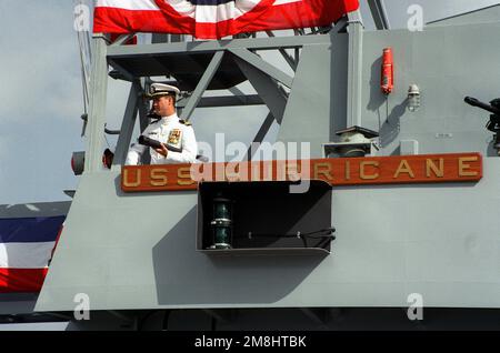 Der Wachoffizier stellt die erste Wache an Bord des neu in Auftrag gegebenen Patrouillenschiffs der Cyclone-Klasse USS HURRICANE (PC-3) am Naval Air Station North Island Pier ein. Der erste kommandierende Offizier des Schiffs ist LT. John P. Geline, USN. Basis: San Diego Staat: Kalifornien (CA) Land: Vereinigte Staaten von Amerika (USA) Stockfoto