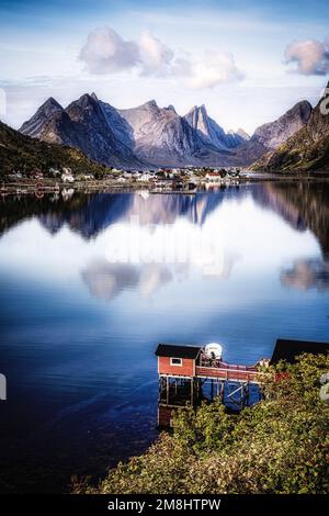 Das Dorf reine an der Küste von Moskenesoya, Lofoten-Inseln, Norwegen. Stockfoto