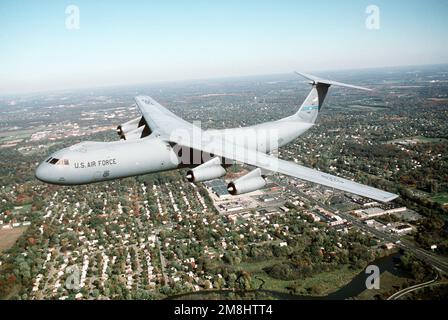 Eine Luft-zu-Luft-Ansicht von links auf einen 438. Airlift-Flügel, C-141 Starlifter, der über die Vororte von Philadelphia, Pennsylvania fliegt. Der C-141, Hecknummer 40616 bietet Luftschub über große Entfernungen für Air Mobility Command. Exaktes Datum Aufnahme Unbekannt. Basis: Luftwaffenstützpunkt McGuire Bundesstaat: New Jersey (NJ) Land: Vereinigte Staaten von Amerika (USA) Stockfoto