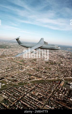 Eine Air-to-Air-Ansicht von rechts auf einen 438. Airlift-Flügel, C-141 Starlifter, der über die Vororte von Philadelphia, Pennsylvania fliegt. Der C-141, Hecknummer 40616 bietet Luftschub über große Entfernungen für Air Mobility Command. Exaktes Datum Aufnahme Unbekannt. Basis: Luftwaffenstützpunkt McGuire Bundesstaat: New Jersey (NJ) Land: Vereinigte Staaten von Amerika (USA) Stockfoto