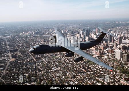 Eine Air-to-Air-Ansicht von links auf einen 438. Airlift-Flügel, C-141 Starlifter, der über die Innenstadt von Philadelphia, Pennsylvania fliegt. Der C-141, Hecknummer 40616 bietet Luftschub über große Entfernungen für Air Mobility Command. Exaktes Datum Aufnahme Unbekannt. Basis: Luftwaffenstützpunkt McGuire Bundesstaat: New Jersey (NJ) Land: Vereinigte Staaten von Amerika (USA) Stockfoto