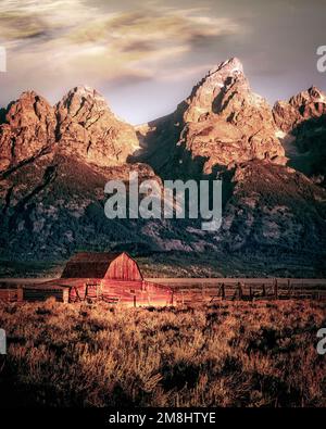 Die historische John Moulton Scheune steht noch immer in Mormon Row in der Nähe des Grand Teton National Park. Wyoming. Stockfoto