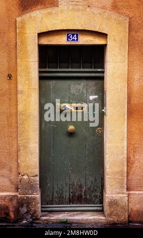 Eine Zeitung wartet in der vorderen Tür in Aix-en-Provence, Frankreich. Stockfoto